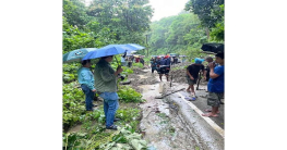 খাগড়াছড়ি-আলুটিলা সড়কে পাহাড় ধস: ৫ ঘণ্টা পর যানবাহন চলাচল শুরু