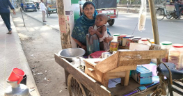 স্বামী অক্ষম, সংসারের হাল ধরেছে স্ত্রী-প্রতিবন্ধী সন্তান