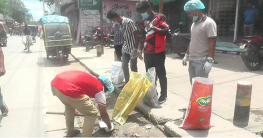 কুড়িগ্রামে সড়কে শৃংখলা ও ময়লা পরিস্কারে নেমেছে শিক্ষার্থীরা